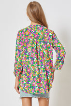 Load image into Gallery viewer, EMERALD FLORAL WRINKLE FREE TOP
