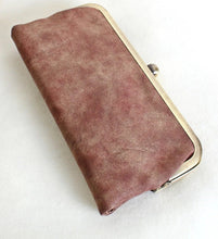 Load image into Gallery viewer, / Karen Kiss Lock Clutch