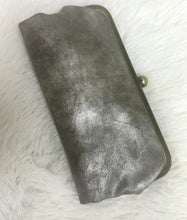 Load image into Gallery viewer, / Karen Kiss Lock Clutch