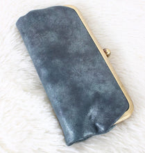 Load image into Gallery viewer, / Karen Kiss Lock Clutch