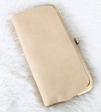 Load image into Gallery viewer, / Karen Kiss Lock Clutch