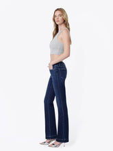 Load image into Gallery viewer, MID RISE DARK WASH SEAMLESS WAISTBAND BOOTCUT JEANS T6266D: DARK WASH / 29
