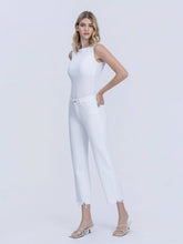 Load image into Gallery viewer, MID RISE UNEVEN FRAYED HEM CROP STRAIGHT JEANS-Vervett
