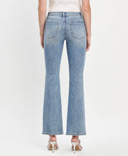 Load image into Gallery viewer, MID RISE FULL LENGTH BOOTCUT JEANS T6460: FUTURISTIC / 30
