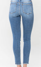 Load image into Gallery viewer, Judy Blue Skinny Jeans
