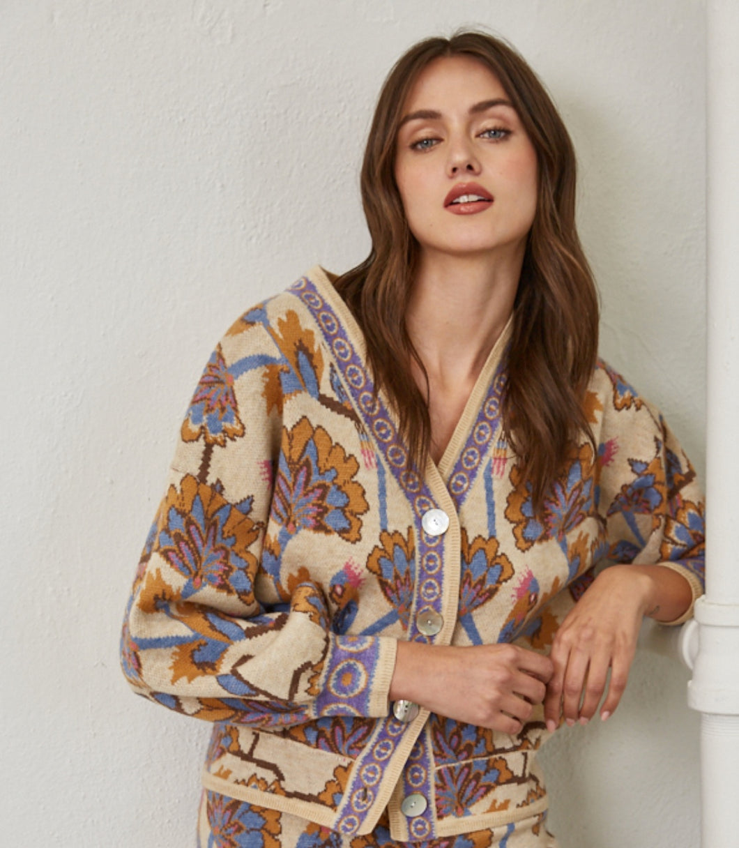 /V-NECK BUTTON CLOSURE CARDIGAN