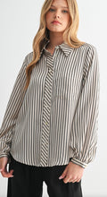 Load image into Gallery viewer, /Amy Button Down Top
