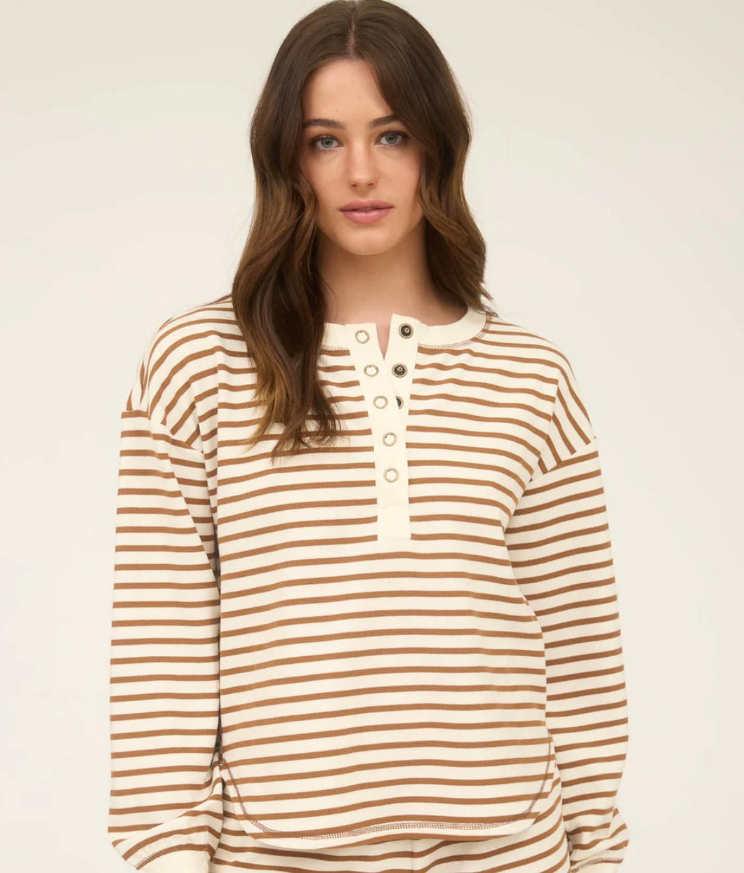 / STRIPE HENLEY SNAP BUTTON LONG SLEEVE KNIT TOP