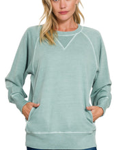 Load image into Gallery viewer, / Pullover With Pockets
