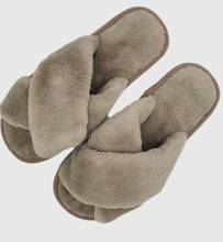 Load image into Gallery viewer, PLUSH SLIPPERS
