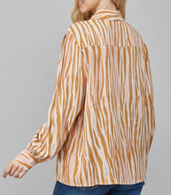 Load image into Gallery viewer, / ANIMAL PRINT BUTTON DOWN SHIRT
