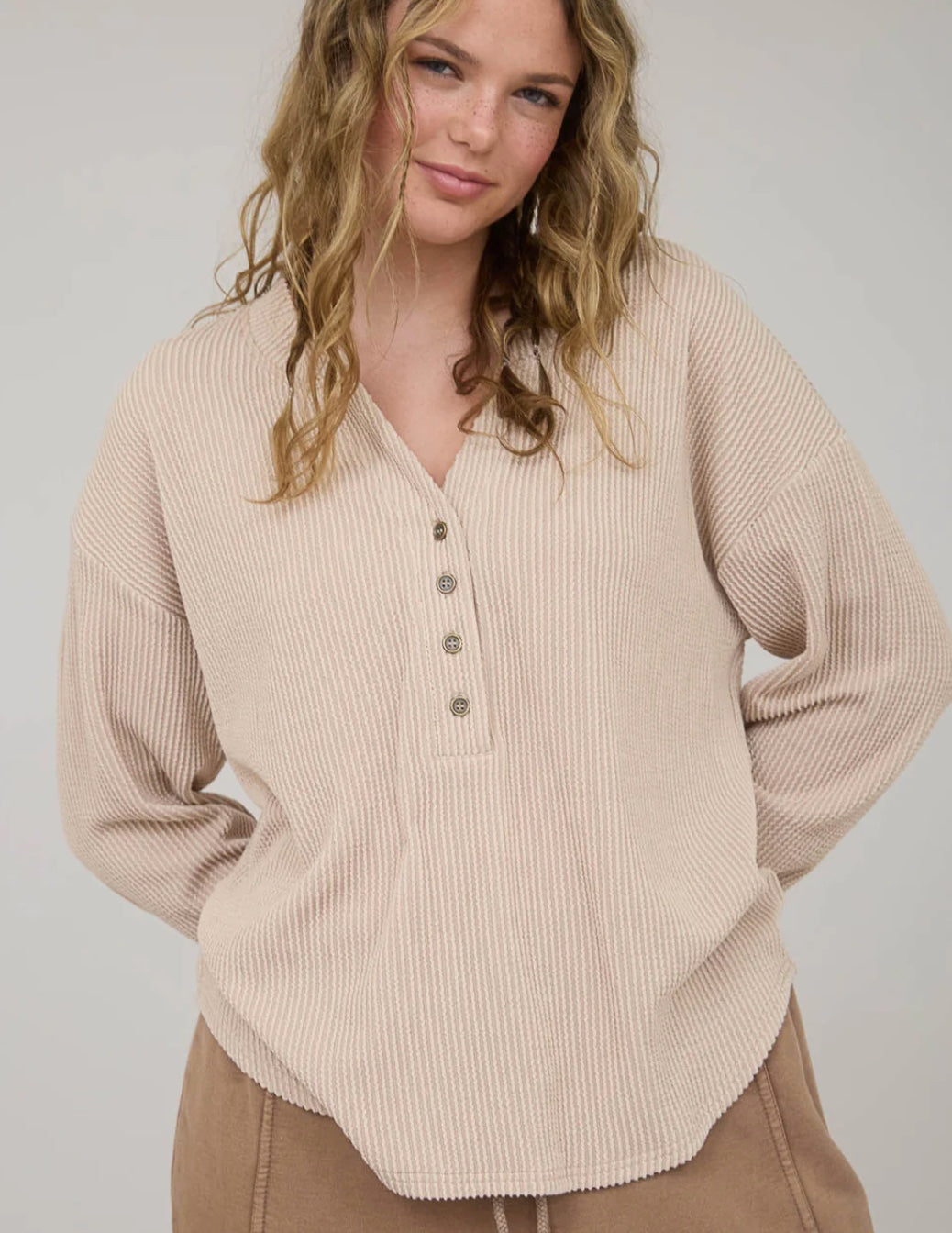 / HENLEY KNIT TOP