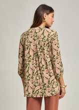 Load image into Gallery viewer, Curvy Falling for Floral Top
