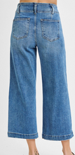 Load image into Gallery viewer, / Risen HR Cropped Jeans
