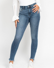 Load image into Gallery viewer, / Judy Blue Shark Bite Jeans
