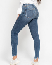 Load image into Gallery viewer, / Judy Blue Shark Bite Jeans
