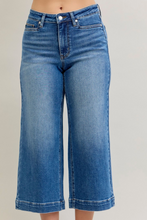 Load image into Gallery viewer, Judy Blue MR Wide Crop Vintage Pkts &amp; Wide Hem
