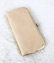 Load image into Gallery viewer, Karen Kiss Lock Clutch
