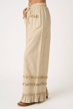 Load image into Gallery viewer, RUFFLE TRIM POCKET PANTS

